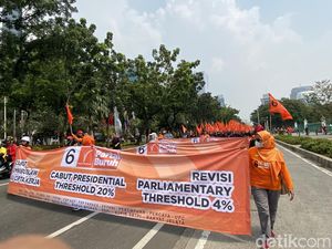 Massa Buruh Long March ke MK, Minta Omnibus Law UU Cipta Kerja Dicabut Massa Buruh Long March ke MK, Minta Omnibus Law UU Cipta Kerja Dicabut
