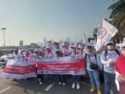 Massa Nakes Gelar Demo, Lalin di Depan DPR Macet