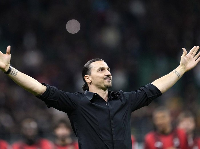 Zlatan Ibrahimovic memutuskan mengakhiri karirnya sebagai pesepakbola. Momen itu disampaikan saat ia pamit dari AC Milan, Senin (5/6/2023) dini hari WIB.