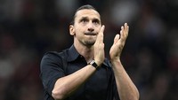 Mata Ibrahimovic berkaca-kaca saat mengumumkan pensiun di hadapan suporter di San Siro.  