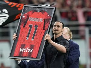 Mata Berkaca-kaca, Ibrahimovic Pamit Gantung Sepatu