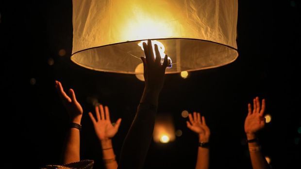  Buddhist monks and devotees release lanterns within Vesak Day celebrations at Borobudur Temple in Magelang, Indonesia on June 4, 2023. Buddhists in Indonesia celebrate Vesak Day to honour the birth, enlightenment, and death of Buddha. (Photo by Garry Lotulung/Anadolu Agency via Getty Images)