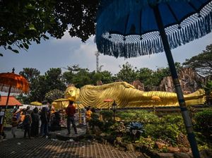 Mengunjungi Patung Buddha Tidur Terbesar di Mojokerto