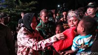 Momen Mensos Risma Blusukan Kirim Bantuan ke Papua