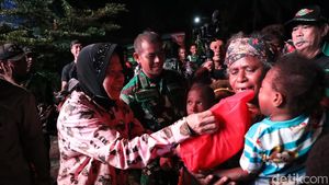 Momen Mensos Risma Blusukan Kirim Bantuan ke Papua