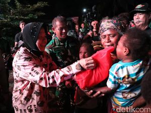Momen Mensos Risma Blusukan Kirim Bantuan ke Papua