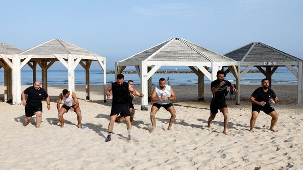 Olahraga di Pantai, Cara Warga Palestina Melepas Penat dari Kota