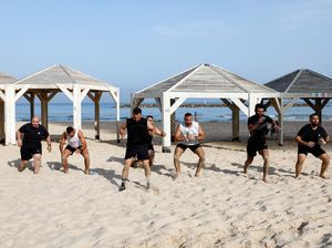 Olahraga di Pantai, Cara Warga Palestina Melepas Penat dari Kota