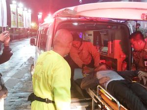 Mal Ekalokasari Bogor Kebakaran, Karyawan Sesak Napas Dibawa ke RS Mal Ekalokasari Bogor Kebakaran, Karyawan Sesak Napas Dibawa ke RS