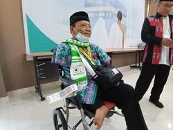Cerita Pelukis Difabel Asal Madiun Naik Haji Setelah Menunggu 12 Tahun