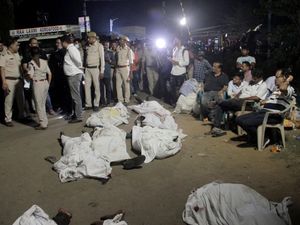 Ngerinya Kondisi Jasad Korban Tragedi Kereta India, Anggota Tubuh Terpisah