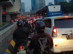 Warga Ngeluh Kena Macet di Pancoran: Baru Jam 6 Pagi Lho!