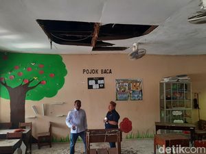 Plafon Kelas SMPN 1 Mejobo Kudus Jebol, Dapat Bantuan tapi...