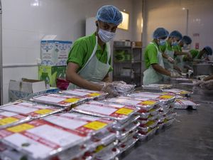Video: Suasana Distribusi Konsumsi Siap Saji BPKH Video: Suasana Distribusi Konsumsi Siap Saji BPKH