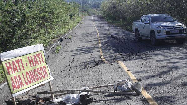 Potret Jalan Rusak di Perbatasan RI-Timor Leste