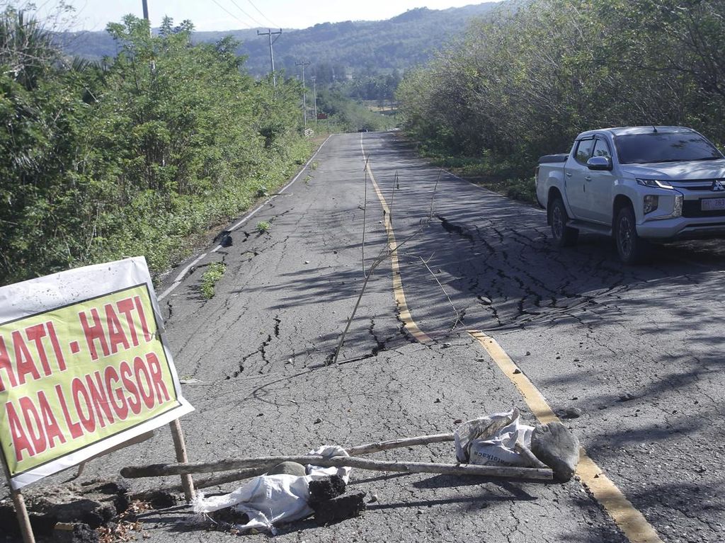 Potret Jalan Rusak di Perbatasan RI-Timor Leste Potret Jalan Rusak di Perbatasan RI-Timor Leste