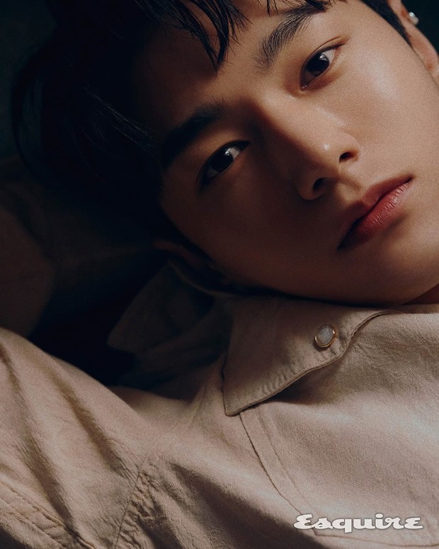 Potret Kim Myung Soo dalam pemotretan bersama majalah Esquire Korea