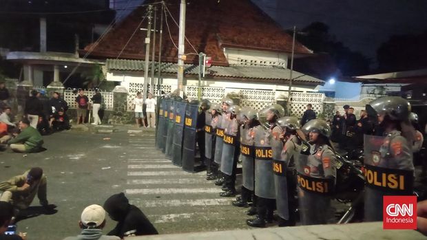 Ratusan orang dari salah satu kelompok yang terlibat bentrokan di Jalan Tamansiswa, Mergangsan, Kota Yogyakarta telah dievakuasi ke Mapolda DIY, Sleman, Minggu (4/6). CNN Indonesia/Tunggul Damarjati