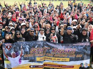 Relawan Kenalkan Sosok Ganjar Sambil Senam Bersama Ribuan Warga Karawang