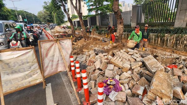 Revitalisasi Trotoar di Penjernihan Tanah Abang Sebabkan Macet