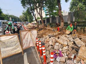 Revitalisasi Trotoar di Penjernihan Tanah Abang Sebabkan Macet