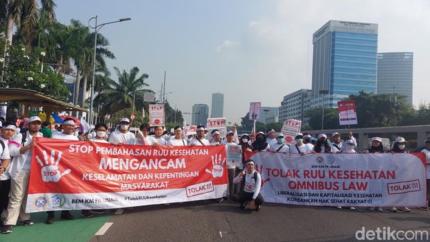 Sejumlah nakes menggelar demonstrasi di depan gedung DPR/MPR RI, Jakarta. Massa menyuarakan penolakan pembahasan RUU Kesehatan Omnibus Law. (Rumondang N/detikcom)
