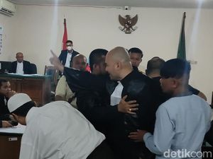 Kericuhan di Sidang Tabrak Lari Mahasiswi Cianjur Kericuhan di Sidang Tabrak Lari Mahasiswi Cianjur