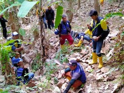 Puluhan Warga Banyuwangi Kawal Tim Survei Geologi Gunung Salakan