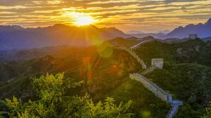 Terpesona Bias Senja di Tembok Besar China