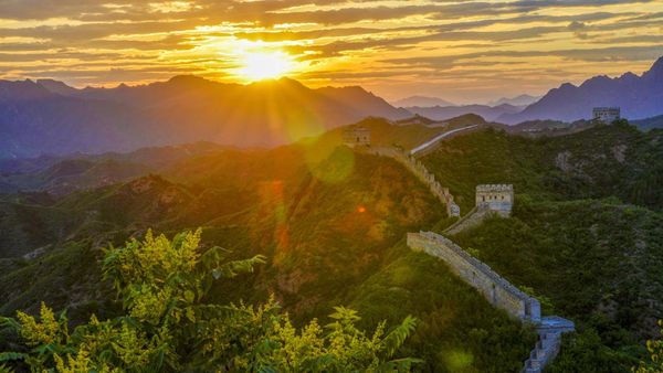 Terpesona Bias Senja di Tembok Besar China