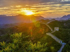 Terpesona Bias Senja di Tembok Besar China Terpesona Bias Senja di Tembok Besar China