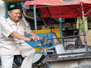 Tukang Becak Surabaya Naik Haji Setelah Istri Semasa Hidup Nabung Diam-diam Tukang Becak Surabaya Naik Haji Setelah Istri Semasa Hidup Nabung Diam-diam