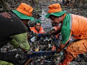 Tumpukan Sampah di Sodetan Kali Tegal Amba Klender Mulai Dibersihkan
