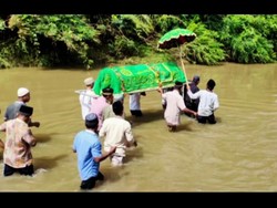 Nihil Jembatan, Warga Lampung Tandu Jenazah Seberangi Sungai ke TPU