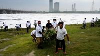 Warga India Ramai-ramai Bersihkan Sungai Berbusa Penuh Limbah-Racun