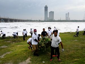 Warga India Ramai-ramai Bersihkan Sungai Berbusa Penuh Limbah-Racun Warga India Ramai-ramai Bersihkan Sungai Berbusa Penuh Limbah-Racun