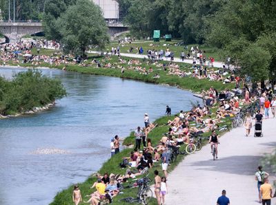 Saat Warga Munich Nikmati Hangatnya Matahari di Sungai Tengah Kota