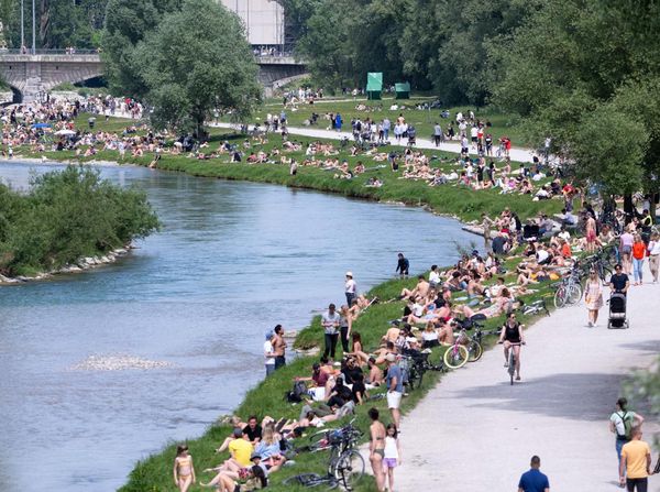 Saat Warga Munich Nikmati Hangatnya Matahari di Sungai Tengah Kota