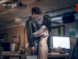 Ahn Hyo Seop Tatap Mesra Jeon Yeo Bin di A Time Called You, Bikin Fans Baper Ahn Hyo Seop Tatap Mesra Jeon Yeo Bin di A Time Called You, Bikin Fans Baper