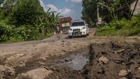 Bak Trek Offroad! Jalanan Ini Rusak Parah Akibat Abrasi Sungai di Lebak