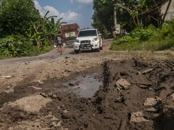 Bak Trek Offroad! Jalanan Ini Rusak Parah Akibat Abrasi Sungai di Lebak