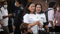 Berkaus Putih Stay Strong, Pendukung Shane Lukas Pantau Sidang