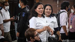 Berkaus Putih Stay Strong, Pendukung Shane Lukas Pantau Sidang