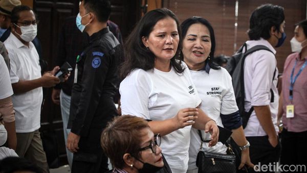 Berkaus Putih Stay Strong, Pendukung Shane Lukas Pantau Sidang