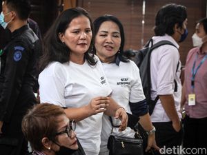 Berkaus Putih Stay Strong, Pendukung Shane Lukas Pantau Sidang