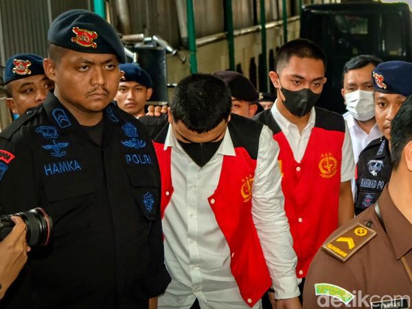 Berompi Tahanan, Mario Dandy-Shane Tiba di PN Jaksel