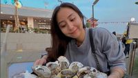 Serunya Kulineran Clairine Clay, Makan Tiram hingga Jajan di Jepang