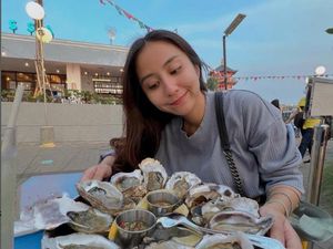 Serunya Kulineran Clairine Clay, Makan Tiram hingga Jajan di Jepang Serunya Kulineran Clairine Clay, Makan Tiram hingga Jajan di Jepang