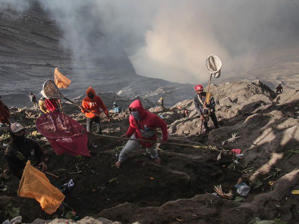 Cuaca Dingin Iringi Larung Sesaji Suku Tengger di Kawah Bromo
