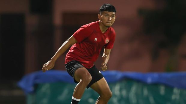 Dendy Sulistyawan saat Timnas Indonesia jalani latihan perdana pada Senin (5/6) di Lapangan Thor, Surabaya.